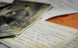 Lettres manuscrites et photographies anciennes posées sur une table