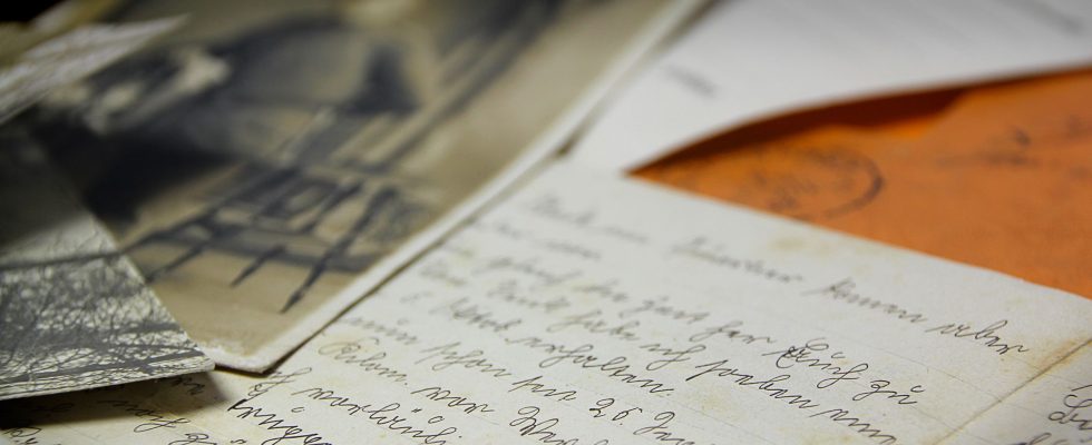 Lettres manuscrites et photographies anciennes posées sur une table