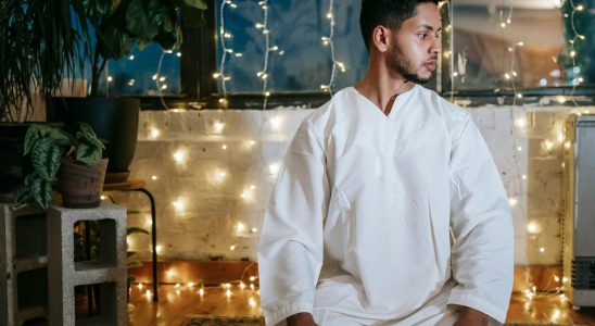 Pourquoi le Qamis Blanc est-il souvent porté lors d'événements religieux ?