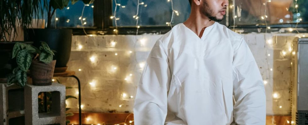 Pourquoi le Qamis Blanc est-il souvent porté lors d'événements religieux ?