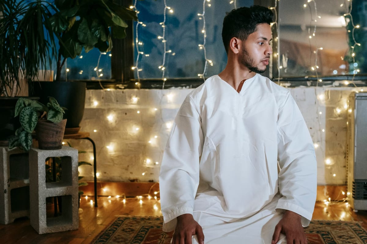 Pourquoi le Qamis Blanc est-il souvent porté lors d'événements religieux ?